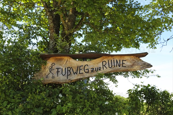 Wooden signpost footpath to the ruins of Reussenstein, signpost, writing, letters, stick figure, stylised hiker, information for hikers and walkers, Neidlingen, Swabian Alb, Baden-Wuerttemberg, Germany, Europe