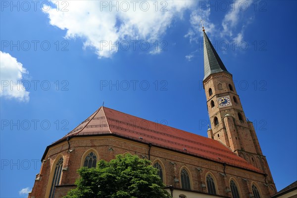 The historic old town of Dingolfing with a view of the parish church of St John. Dingolfing, Lower Bavaria, Bavaria, Germany, Europe