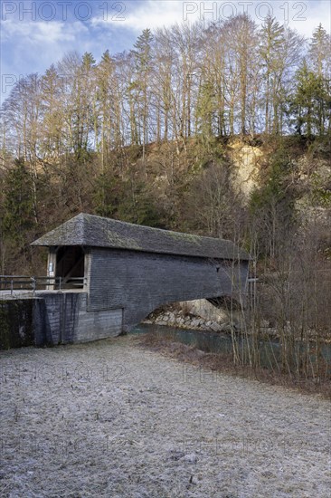 Le Pont qui Branle, covered wooden bridge Pont du Chatelet, Gruyeres, Fribourg, Switzerland, Europe