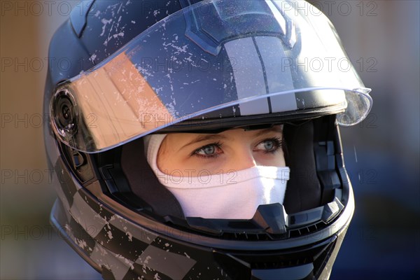 Symbolic image: Racer with helmet and balaclava