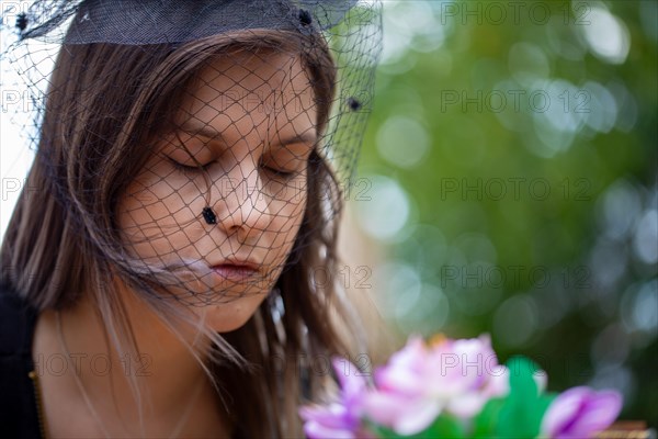 Close-up of a grieving young woman with a mourning veil (symbolic image)