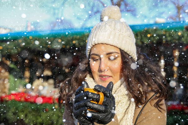 Symbolic image: Cheerful young woman at a German Christmas market