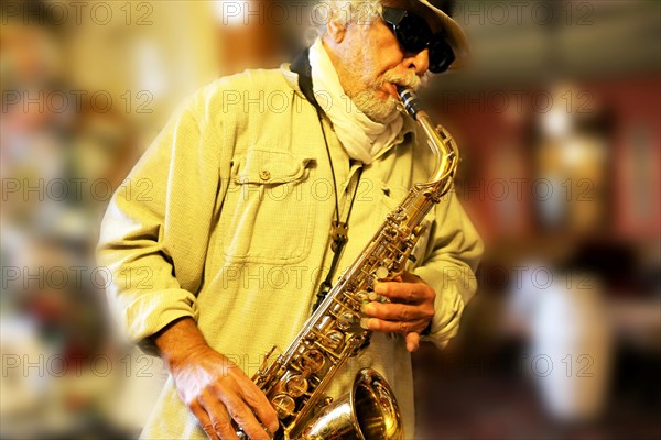 Symbolic image: Jazz musician playing saxophone