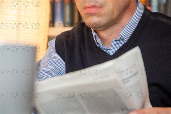 Man reading the newspaper (symbolic image)