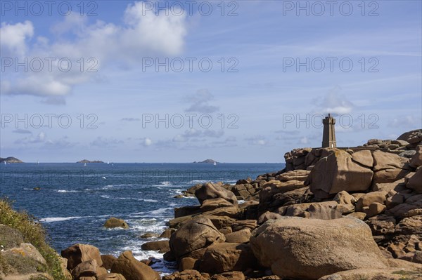 Phare de Ploumanac'h, officially Phare de Mean Ruz, Cote de Granit Rose, Departement Cotes-d'Armor, Brittany, France, Europe