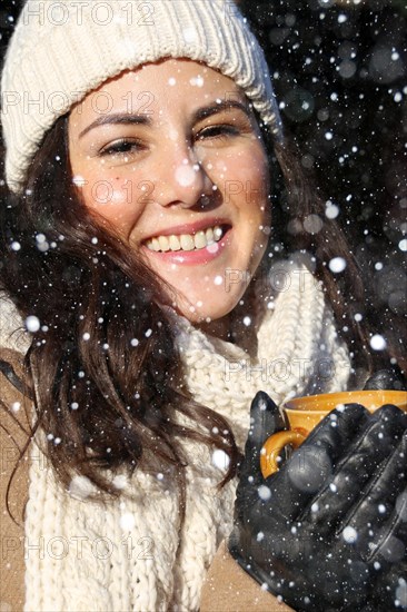 Symbolic image: Cheerful young woman at a Christmas market