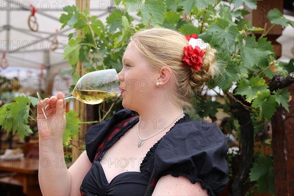 Symbolic image: Woman in traditional traditional costume at a wine festival (Brezelfest Speyer)