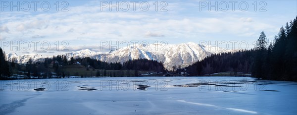 Winter mood, frozen Gleinkersee, behind the Sengsengebirge, panoramic view, Spital am Pyhrn, Totes Gebirge, Pyhrn-tidal creek region, Pyhrn-Eisenwurzen, Traunviertel, Upper Austria, Austria, Europe