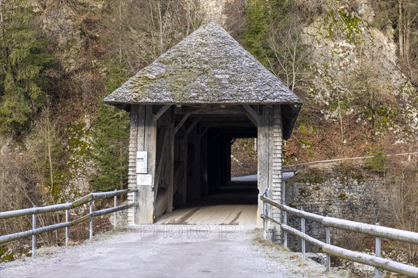 Le Pont qui Branle, covered wooden bridge Pont du Chatelet, Gruyeres, Fribourg, Switzerland, Europe