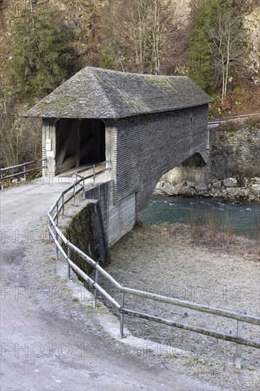 Le Pont qui Branle, covered wooden bridge Pont du Chatelet, Gruyeres, Fribourg, Switzerland, Europe