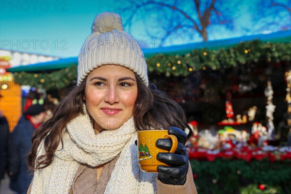 Symbolic image: Cheerful young woman at a German Christmas market