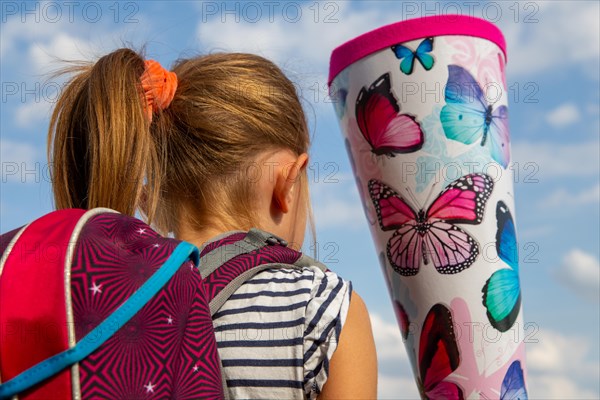 Symbolic image: Girl on the way to her first day at school