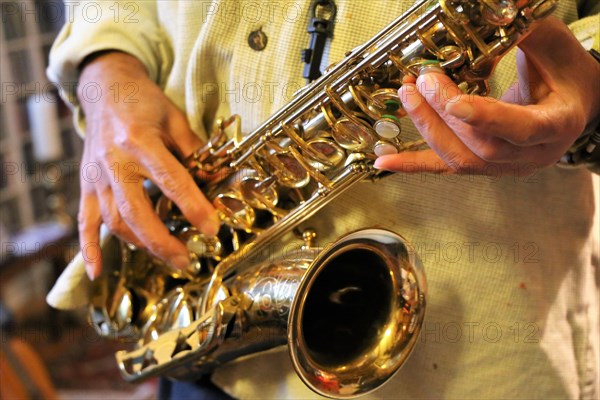 Symbolic image: Jazz musician playing saxophone