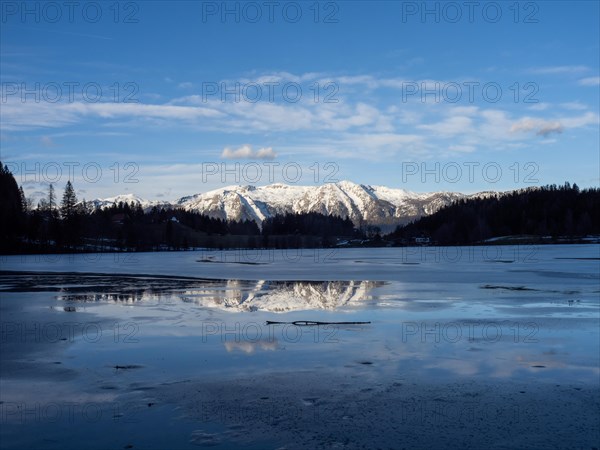 Winter mood, frozen Gleinkersee, behind the Sengsengebirge, reflection, Spital am Pyhrn, Totes Gebirge, Pyhrn-tidal creek region, Pyhrn-Eisenwurzen, Traunviertel, Upper Austria, Austria, Europe