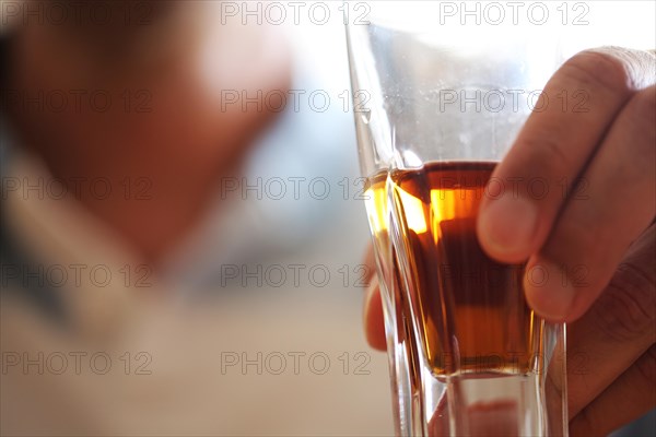 Symbolic image: Alcoholic gets drunk at home