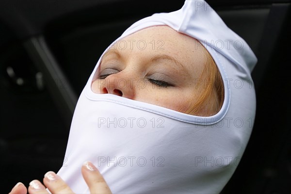 Symbolic image: Racer puts on her balaclava