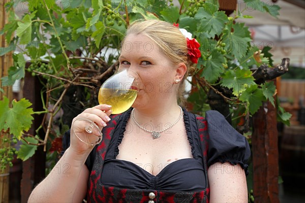 Symbolic image: Woman in traditional traditional costume at a wine festival (Brezelfest Speyer)