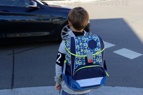 Schoolchild in road traffic, Mutterstadt, Rhineland-Palatinate