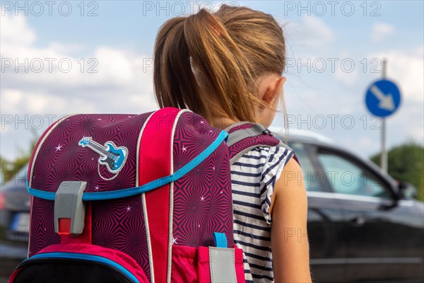 Symbolic image: Schoolchild in road traffic