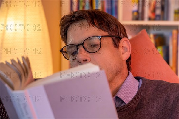 Man reading (symbolic image)