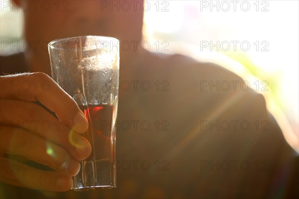 Symbolic image: Alcoholic gets drunk at home