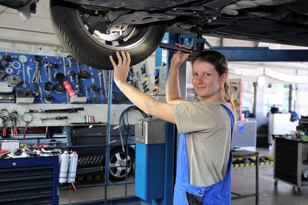 Symbolic image: Woman in a male profession: automotive mechatronics technician