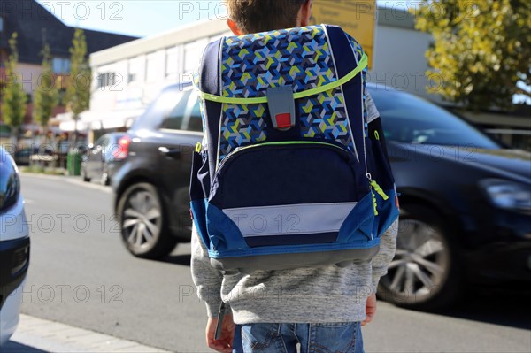 Schoolchild in road traffic, Mutterstadt, Rhineland-Palatinate