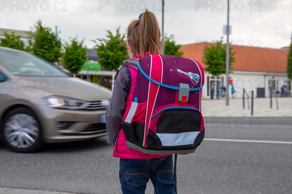 Symbolic image: Schoolchild in road traffic