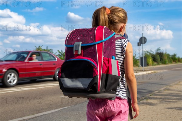 Symbolic image: Schoolchild in road traffic