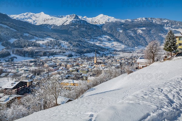 Winter panorama of the village from the Gasteiner Hoehenweg with Goldberg group, Bad Hofgastein, Gastein valley, Hohe Tauern, Salzburg province, Austria, Europe