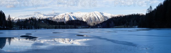Winter mood, frozen Gleinkersee, behind the Sengsengebirge, reflection, panoramic shot, Spital am Pyhrn, Totes Gebirge, Pyhrn-tidal creek region, Pyhrn-Eisenwurzen, Traunviertel, Upper Austria, Austria, Europe