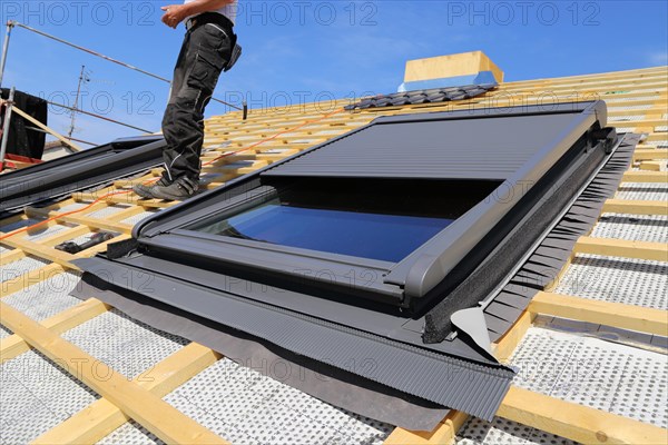 Installation and assembly of new roof windows as part of a roof covering