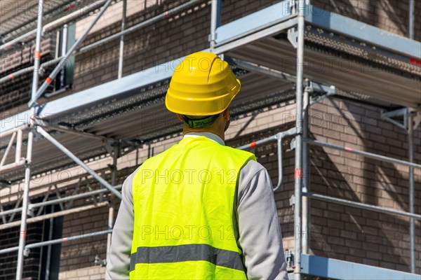 Symbolic image: Architect in front of an apartment block under construction