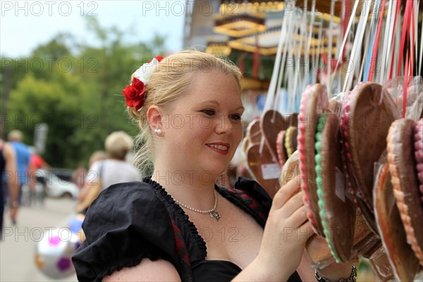 Symbolic image: Woman in traditional traditional costume at a folk festival (Brezelfest Speyer)