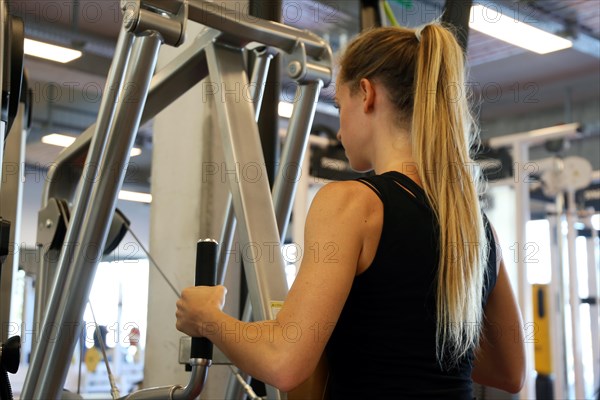 Young woman doing strength training in the gym, (Neuhofen, Rhineland-Palatinate)