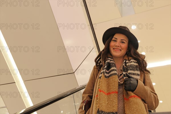 Symbolic image: Elegant young woman enjoys shopping