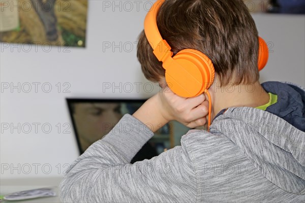 Symbolic image: Primary school pupils doing digital homeschooling