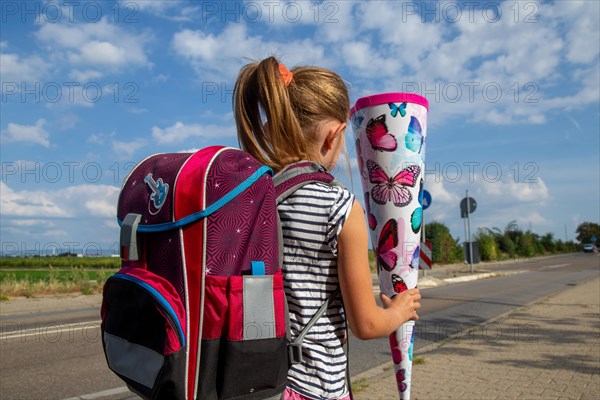 Symbolic image: Girl on the way to her first day at school