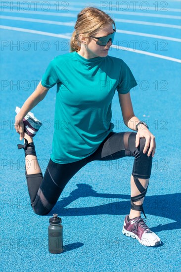 Athlete doing stretching exercises (symbolic image)