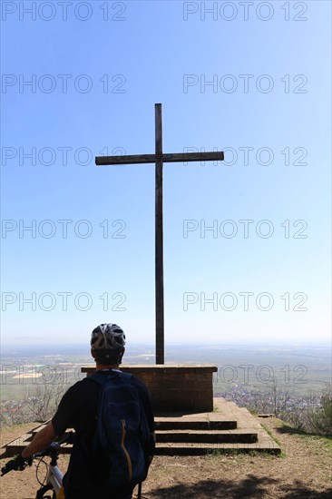 Mountain bikers at the Wetterkreuz above Neustadt an der Weinstrasse (Palatinate Forest)