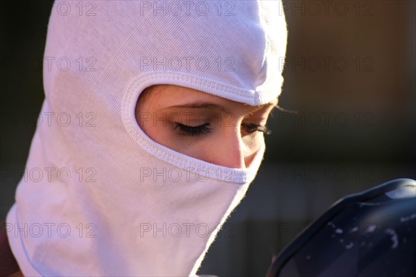 Symbolic image: Racer puts on her balaclava