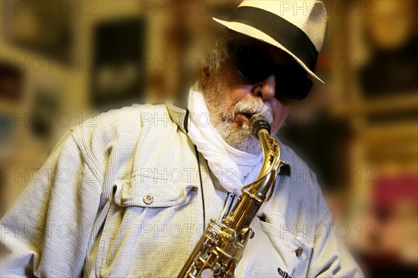 Symbolic image: Jazz musician playing saxophone