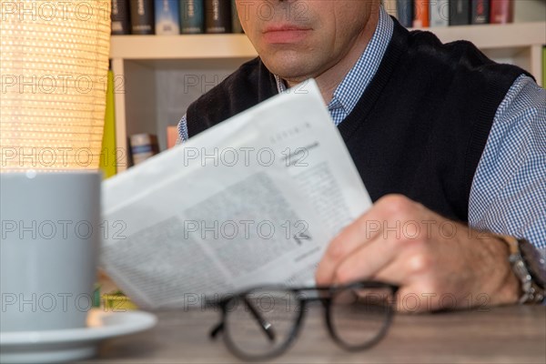 Man reading the newspaper (symbolic image)