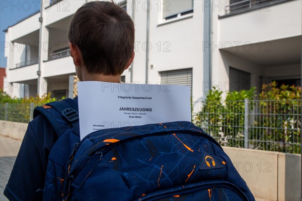 Symbolic image of report cards: Pupils at an integrated comprehensive school on their way home with their annual report cards