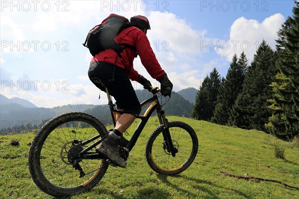 Mountain bikers on the Hirschtalsattel above Lenggries on the way to the Aueralm