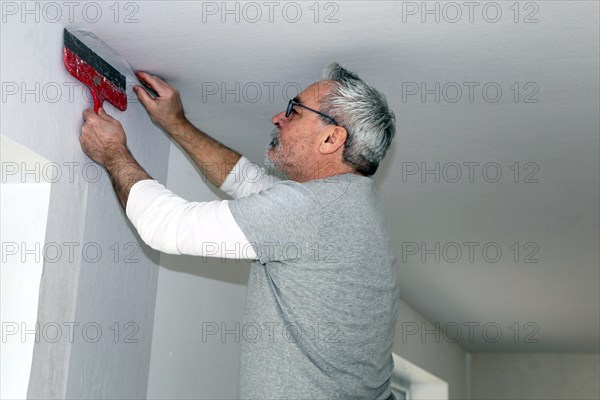 Craftsman (painter) for wallpapering work