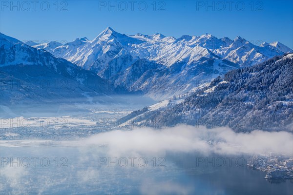 Winter panorama of Lake Zell in morning fog with the Kitzsteinhorn 3203m in the Hohe Tauern, Thumersbach, district of Zell an See, Salzachtal, Hohe Tauern, Salzburg province, Austria, Europe