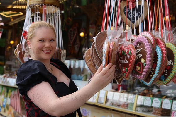 Symbolic image: Woman in traditional traditional costume at a folk festival (Brezelfest Speyer)