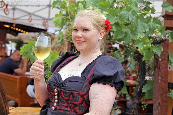 Symbolic image: Woman in traditional traditional costume at a wine festival (Brezelfest Speyer)