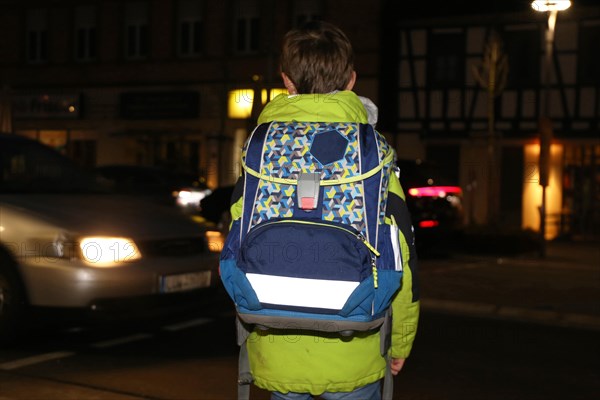 Schoolchild in traffic in the dark, (Mutterstadt, Germany, 26/01/2020), Europe